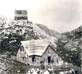 Kocbekova koča in kapela pred blagoslovitvijo, 5. 8. 1898 (Vir: Zgornja Savinjska dolina na starih fotografijah)